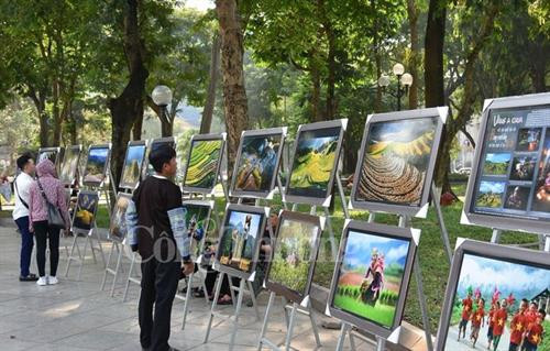 在“安沛省蒙族文化色彩”活动期间举行的艺术摄影展。图自http://congthuong.vn