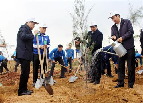 广宁省领导参加植树节。（图片来源：越通社）