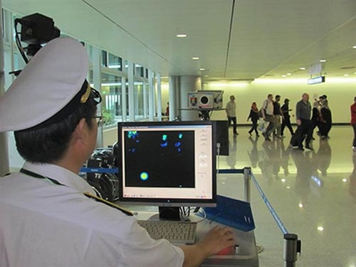 西宁国际口岸工作人员通过体温检测系统监察出入境人民的身体健康(图片来源:因特网) 西宁国际口岸工作人员通过体温检测系统监察出入境人民的身体健康(图片来源:因特网)