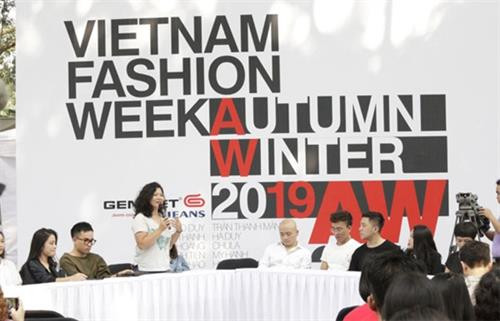 2019年越南秋冬服装周组委会代表在3月21日举行的吹风会上介绍今年服装周的亮点。图自互联网