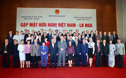 出席越俄友好见面会的代表合影。图自越通社