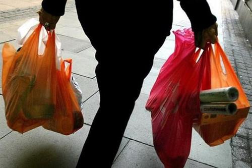 印尼首都雅加达禁止使用一次性塑料袋。图自Reuters