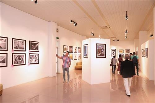 游客参观展会。图自越通社