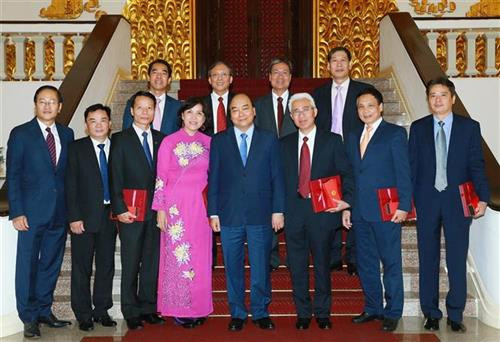 越南政府总理阮春福与2019-2022年任期越南驻外大使和代表机构首席代表合影。图自越通社