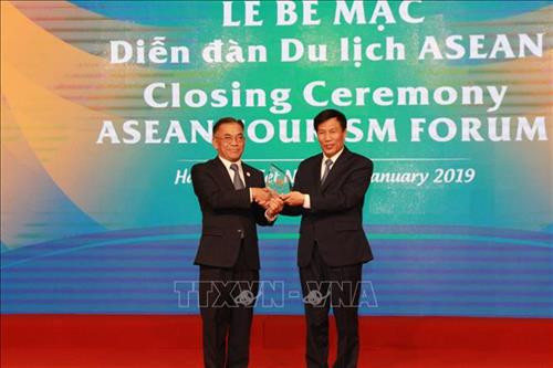 越南文化体育与旅游部部长向文莱交接2020年东盟旅游论坛承办权。图自越通社 越南文化体育与旅游部部长向文莱交接2020年东盟旅游论坛承办权。图自越通社