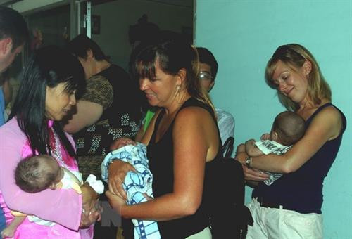 美国大学生探访越南孤儿和残疾儿童。(图片来源:越通社) 美国大学生探访越南孤儿和残疾儿童。(图片来源:越通社)