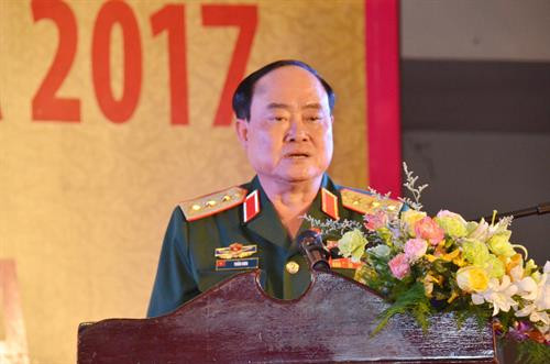 越南国防部副部长陈丹上将在贸易展开幕式上发言。（图片来源：越通社）