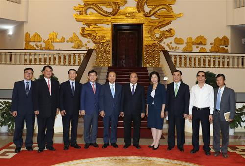 越南政府总理阮春福（右五）会见韩国三星电子公司领导代表。（图片来源：越通社）