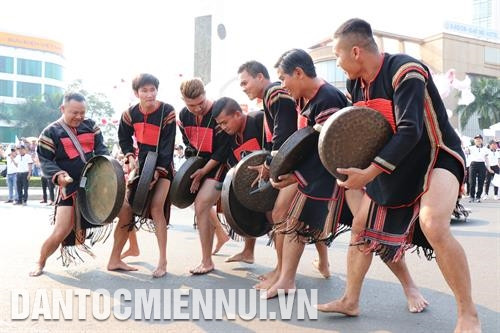 咖啡节上再现莫侬族的新稻节。记者 怀秋 摄 埃迪族男子在街头上表演锣钲。记者 怀秋 摄 越南环球小姐赫姮尼依参加街头游行活动。记者 俊英 摄