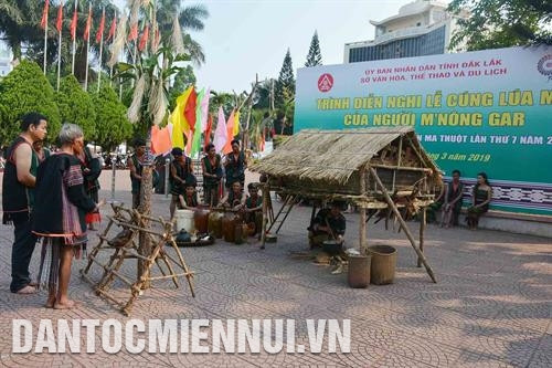咖啡节上再现莫侬族的新稻节。记者 怀秋 摄 埃迪族男子在街头上表演锣钲。记者 怀秋 摄 越南环球小姐赫姮尼依参加街头游行活动。记者 俊英 摄