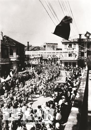 1954年10月10日越南人民军步兵单位路过麻行街进入接管首都。图自越通社 1954年10月10日越南人民军步兵单位路过麻行街进入接管首都。图自越通社