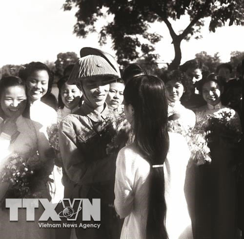 1954年10月,河内征王高中女生迎接由河内军政委员会主席王成武少将率领凯旋回归的军队进入解放首都。图自越通社 1954年10月,河内征王高中女生迎接由河内军政委员会主席王成武少将率领凯旋回归的军队进入解放首都。图自越通社