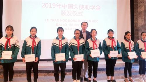 中国驻越南大使熊波向越南北江和太原两省40名学生颁发助学金。图自http://baobacgiang.com.vn/ 中国驻越南大使熊波向越南北江和太原两省40名学生颁发助学金。图自http://baobacgiang.com.vn/