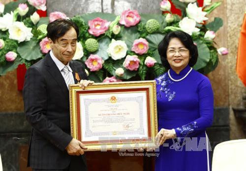 邓氏玉盛向瓦勒特授予友谊勋章证书。（图片来源：越通社）