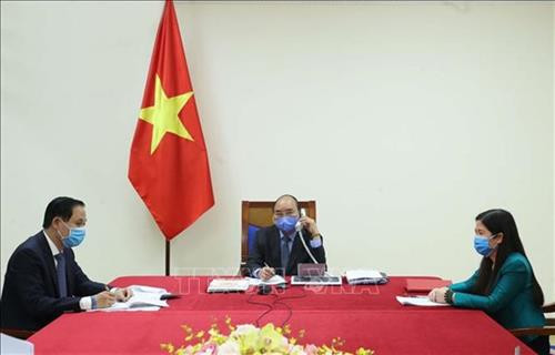 越南政府总理阮春福与韩国总统文在寅举行电话会谈。越通社记者 统一 摄