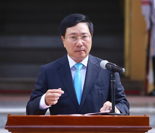 越南政府副总理兼外交部长范平明在升旗仪式上发表讲话。图自越通社