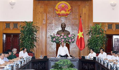 越南政府总理、701指委会主任阮春福主持会议。 越通社记者 统一 摄
