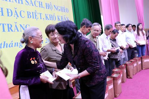 邓氏玉盛向优抚家庭送上慰问品。图自越通社