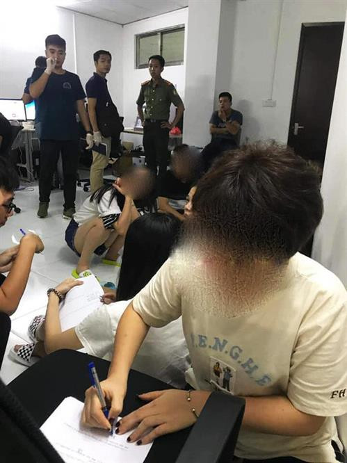 嫌犯人写供词。图自互联网 嫌犯人写供词。图自互联网