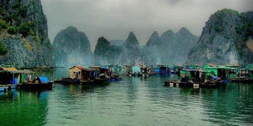 下龙湾美丽如画的万门渔村。（图片来源：因特网）