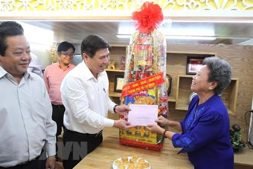 阮城锋看望慰问越南南部民族、民主及和平力量联盟委员黎光录烈士家属。（图片来源：越通社）
