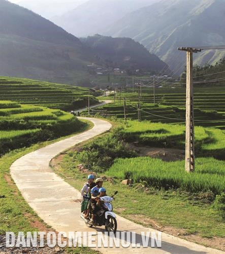 站奏县兴建许多直达各乡(镇)混凝土公路,便于同胞出行。 站奏县兴建许多直达各乡(镇)混凝土公路,便于同胞出行。