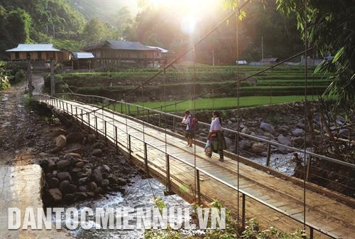 自从坚固大桥兴建后，站奏县各族同胞不再担忧洪水来袭时出行不便。