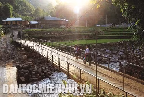 自从坚固大桥兴建后，站奏县各族同胞不再担忧洪水来袭时出行不便。