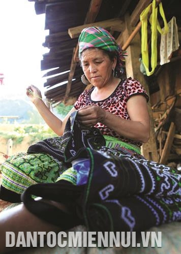 多户蒙族家庭已受资金援助来推动传统织锦业发展。