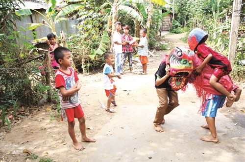 高棉族儿童舞麒麟,欢度春节 高棉族儿童舞麒麟,欢度春节