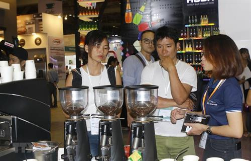 越南咖啡展览会吸引参观者驻足。图自越通社 越南咖啡展览会吸引参观者驻足。图自越通社