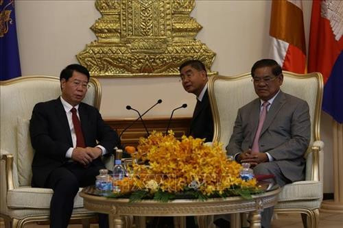 裴文南拜会柬埔寨副首相兼内政大臣萨肯。图自越通社