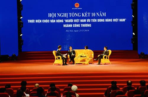 与会代表在会上发表讲话。图自 越通社