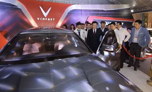 王廷惠副总理参观越南人优先使用越南货展位。图自越通社 王廷惠副总理参观越南人优先使用越南货展位。图自越通社