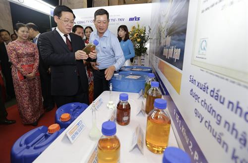 王廷惠副总理参观越南人优先使用越南货展位。图自越通社