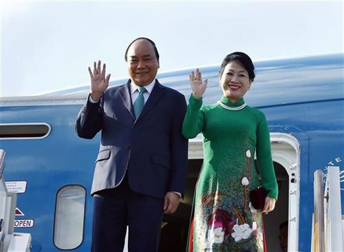 越南政府总理阮春福与夫人抵达莫斯科首都伏努科沃2号机场。图自越通社