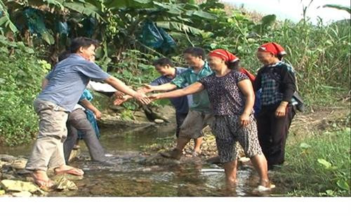 仅隔一条河的越中边境村民亲切握手。 仅隔一条河的越中边境村民亲切握手。