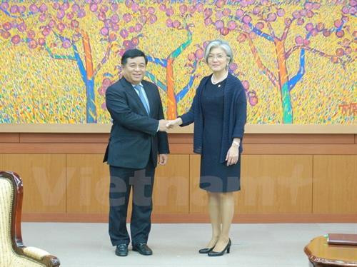 阮志勇与韩国外长康京和。（图片来源：越通社）