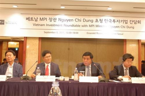 阮志勇与韩国企业代表交谈。 （图片来源：越通社）