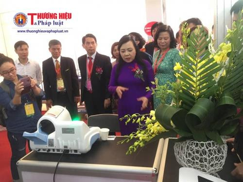 越南卫生部部长阮氏金进参观展览会。（图片来源：thuonghieuvaphapluat.vn）