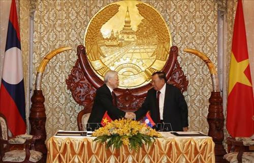 越共中央总书记、国家主席阮富仲会见老挝人民革命党中央总书记、国家主席本扬·沃拉吉。图自越通社