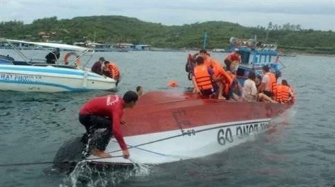 越南芽庄观光船发生翻船事故 包括中国游客在内的2人死亡。图自越通社