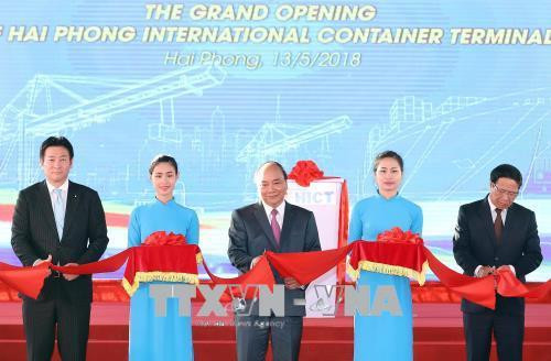 阮春福总理出席海防市国际集装箱港口揭牌仪式。（图片来源：越通社）