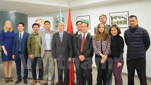 越南驻阿根廷大使邓春勇和出席推介会代表合影。(图片来源:越通社) 越南驻阿根廷大使邓春勇和出席推介会代表合影。(图片来源:越通社)