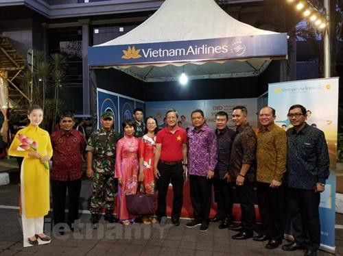 越南代表团参加登巴萨街头节。图自越通社 越南代表团参加登巴萨街头节。图自越通社