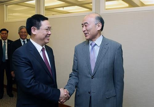 王廷惠（左）会见国际货币基金组织副主席古泽满宏。（图片来源：越通社）