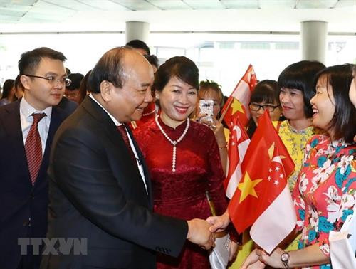 越南政府和夫人同越南高级代表团已抵达新加坡樟宜国际机场，开始出席第33届东盟峰会和相关会议之行。图自越通社图自越通社