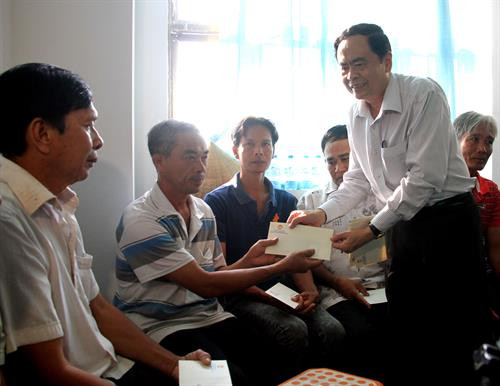 越南祖国阵线中央委员会主席陈清敏探望慰问后江优抚家庭并向其赠送慰问品。（图片来源：越通社）