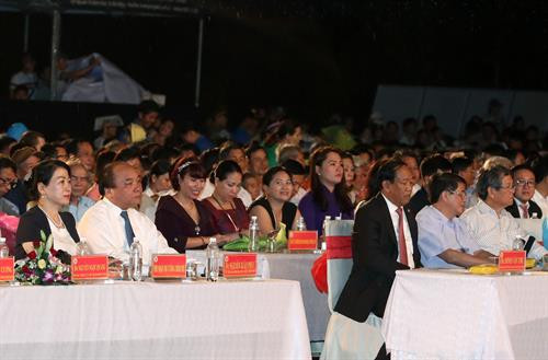 越南政府总理阮春福出席伤残军人与烈士日纪念典礼暨文艺晚会。（图片来源：越通社）
