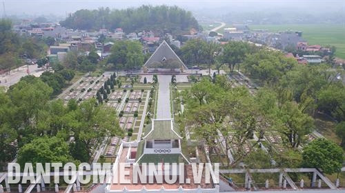 A1烈士陵园全景。该烈士陵园距A1山丘历史遗迹区数百米。目前，在奠边府市上共有644座英烈坟墓。记者 黄河 摄